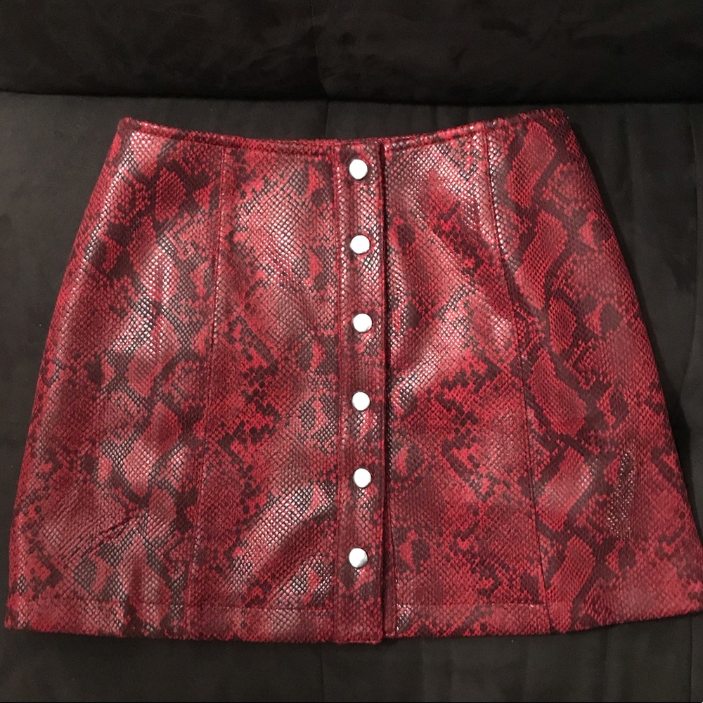 ASTR Red snake print skirt - Picture 2 of 4